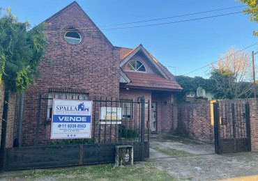CASA EN VENTA - 4 AMBIENTES - PILAR CENTRO 