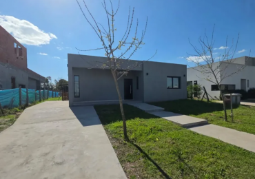 VENTA CASA DE 5 AMBIENTES EN SANTA LUCIA, PILAR DEL ESTE