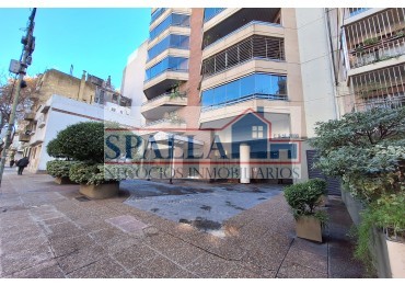 VENTA DE DEPARTAMENTO 4 AMBIENTES EN EDIFICIO DE GRAN CATEGORIA EN FLORES.